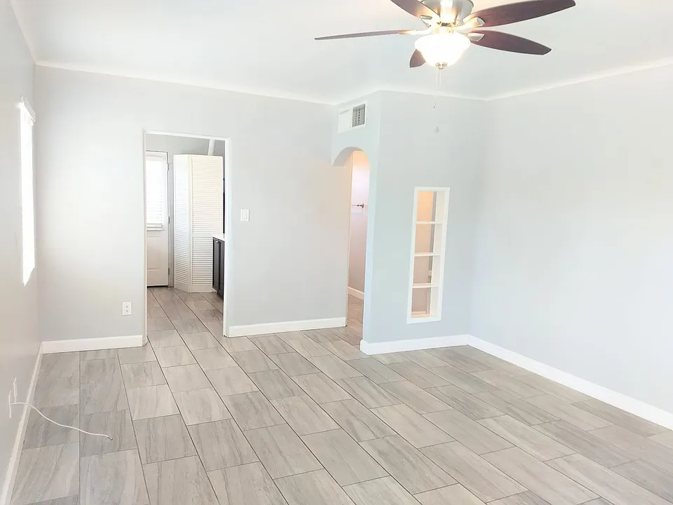 114 E Mariposa St #10