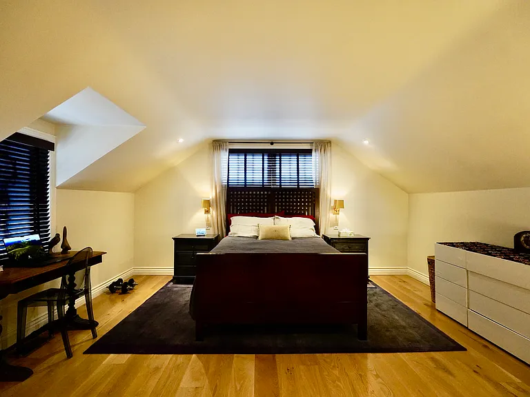 Master bedroom with queen size bed