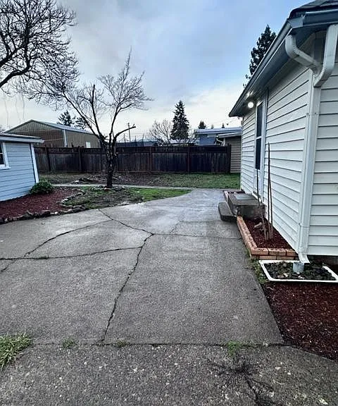 1391 SW Brown St — Photo 22