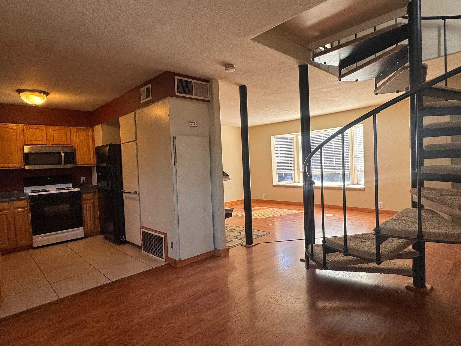 3 bed, 1000 sqft, $2,600 — Photo 2