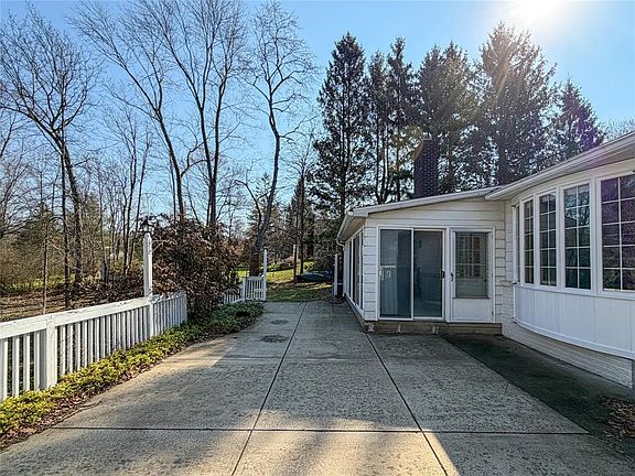 3rd image of 487 Jackson Park Dr