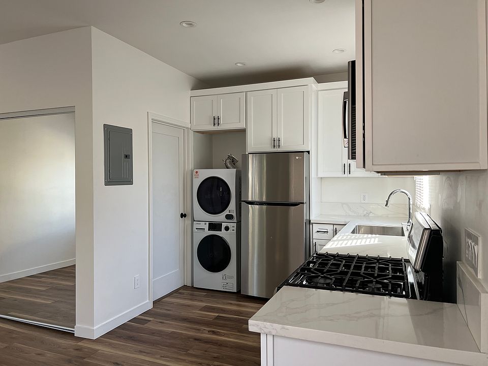 Kitchen, view from entry door.