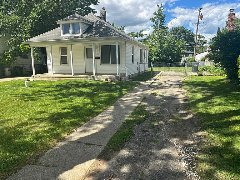 22441 Ridgeway St — Photo 4