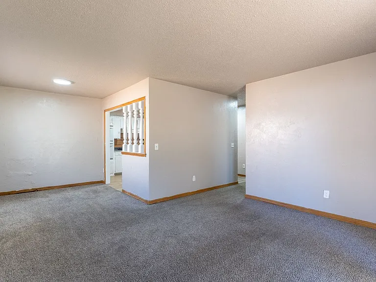 1421 Shalimar Dr — Photo 4