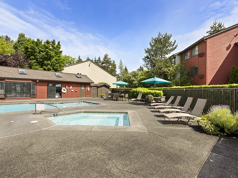 Yarrowood Highlands pool and sitting area