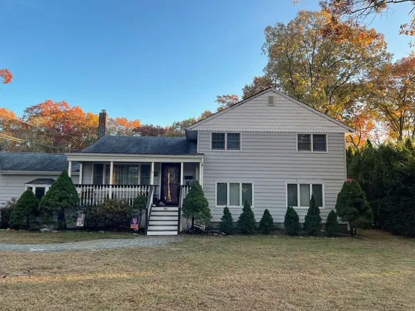 66 Mobrey Ln, Smithtown, NY 11787