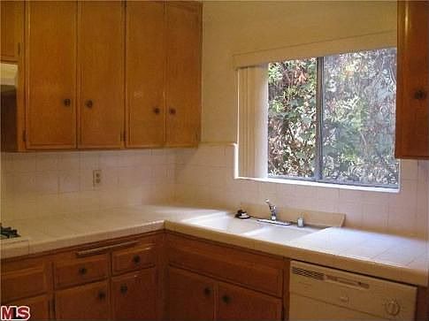 4th image of 1835 Greenfield Ave APT 102