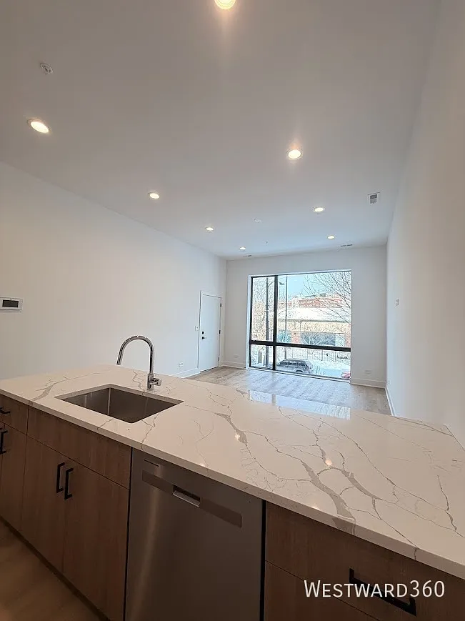 Brand New Luxury 3BR/2BA with Balcony & Parking in UIC/Medical District — Photo 4