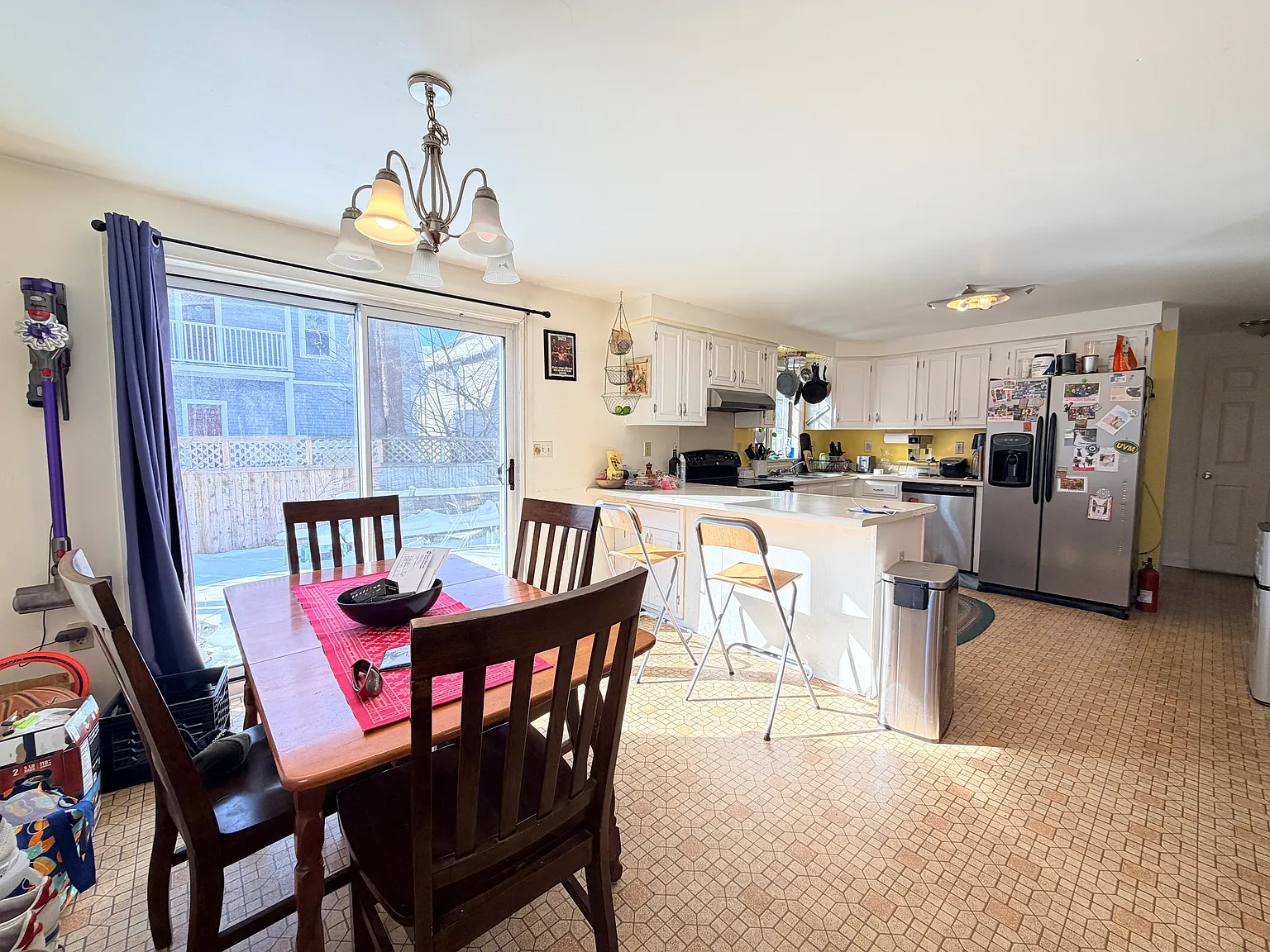 4 bed, 2.5 bath, 2200 sqft, $4,800 — Photo 2