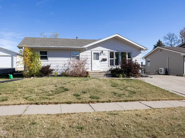 1804 6th Ave NW, Mandan, ND 58554