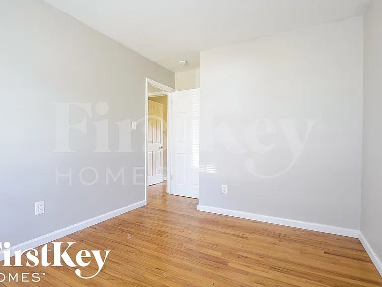 11321 Amboy Ln — Photo 10