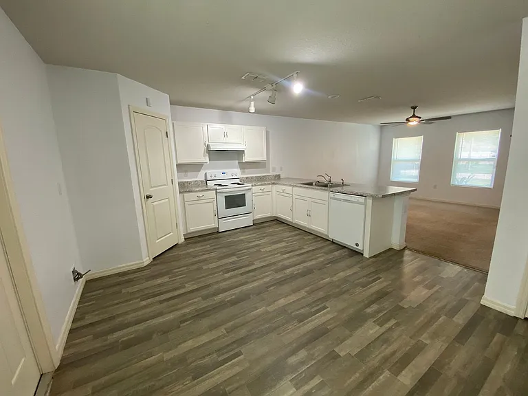 204 Gladiola Ct — Photo 2
