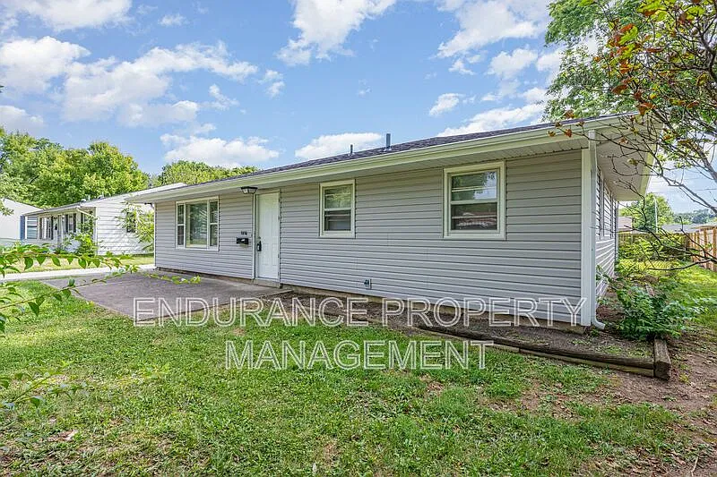 3 bed, 1.0 bath, 1025 sqft, $1,175 — Photo 3