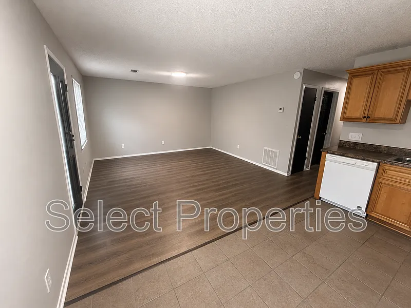 3 bed, 1.0 bath, 800 sqft, $950 — Photo 3
