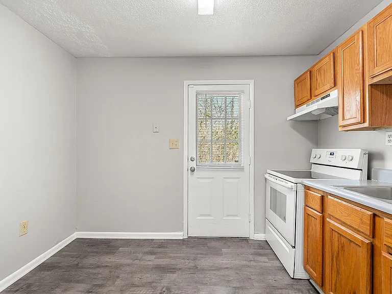 Balfour Forest Apartments — Photo 9