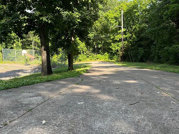2nd image of 933 Bluff Rd