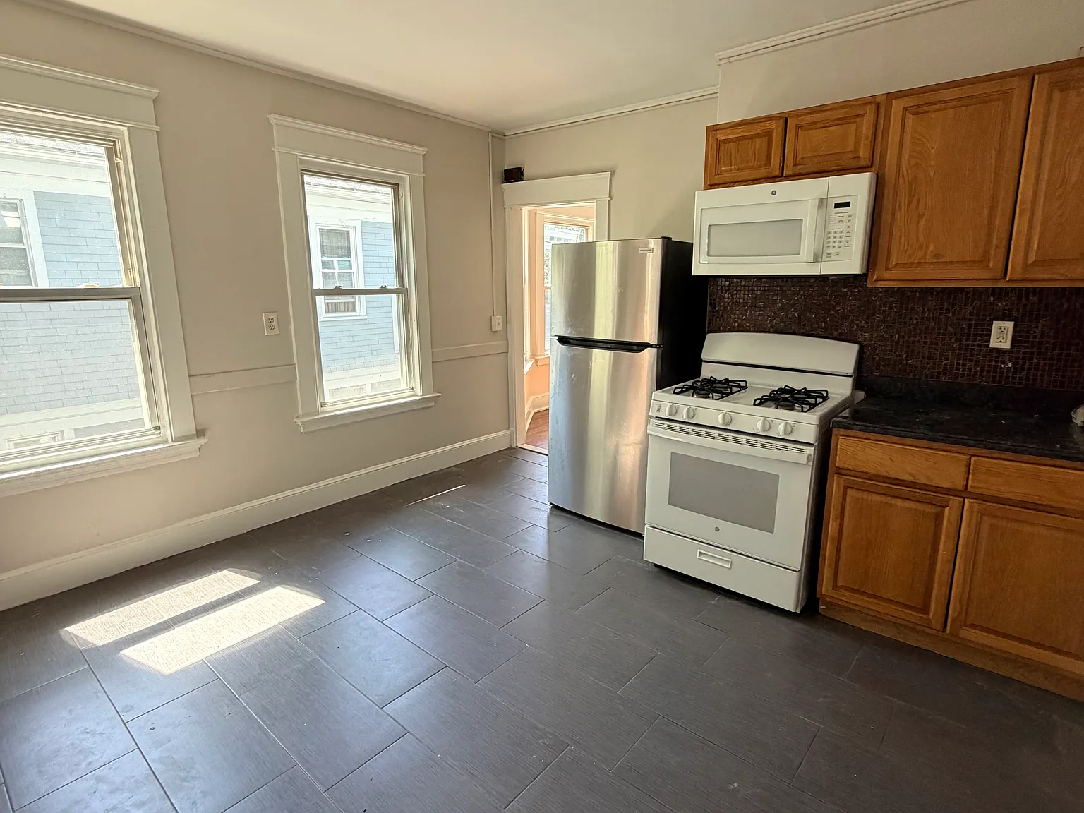 3 bed, 878 sqft, $1,850 — Photo 3