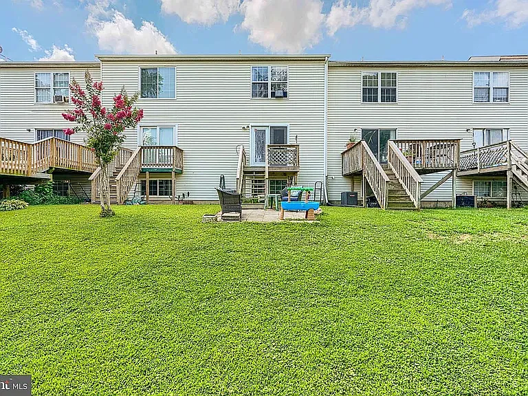 2 bed, 2.5 bath, 2000 sqft, $2,100 — Photo 2