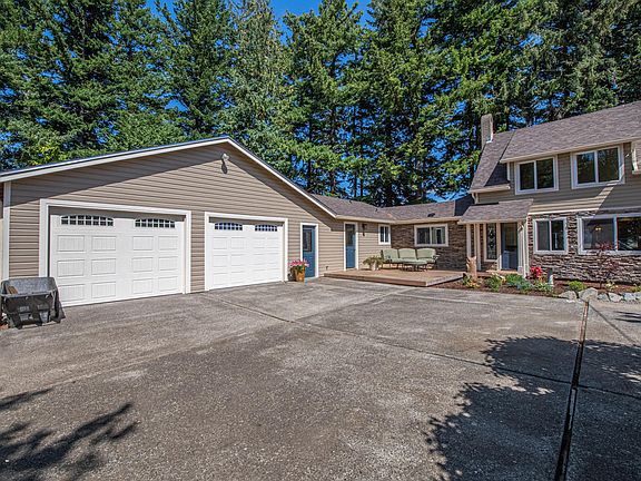 Front deck with sitting area.