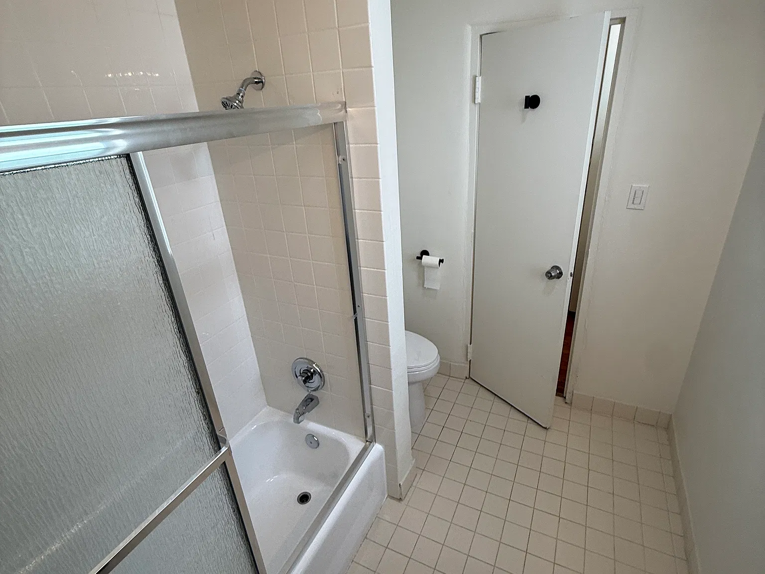 5525 Carlton Way Apartments — Photo 4