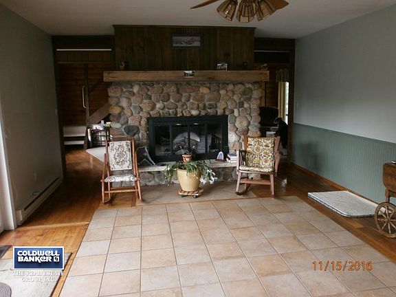 Dine room.w fireplace