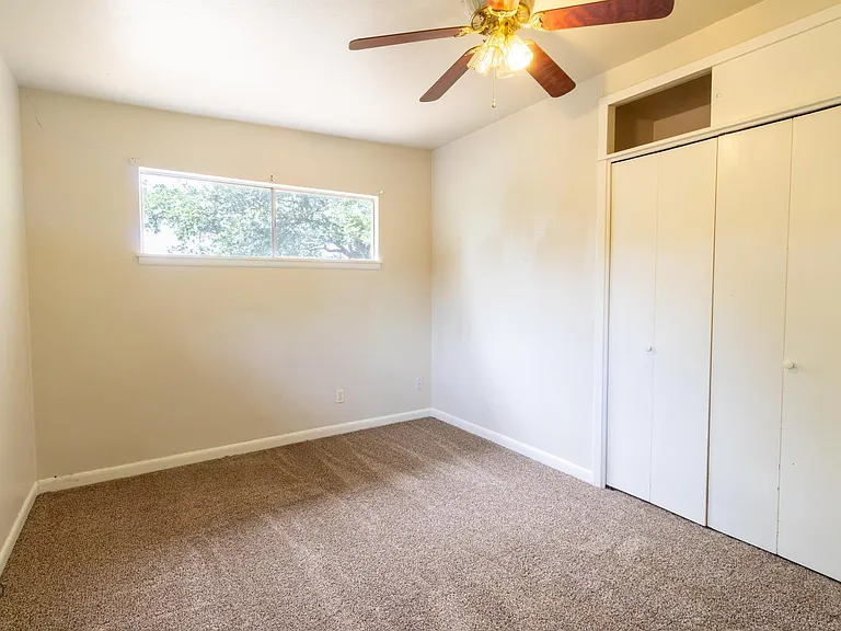 609 W Texas Ave — Photo 22