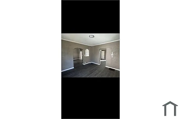 Building Photo - 303 Forest Ave