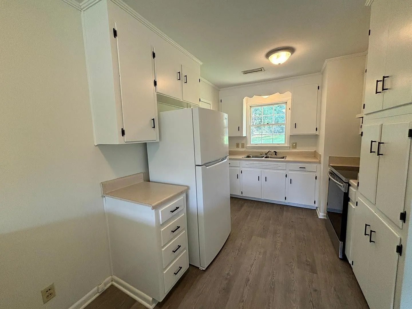 3 bed, 2.0 bath, 1073 sqft, $1,100 — Photo 4