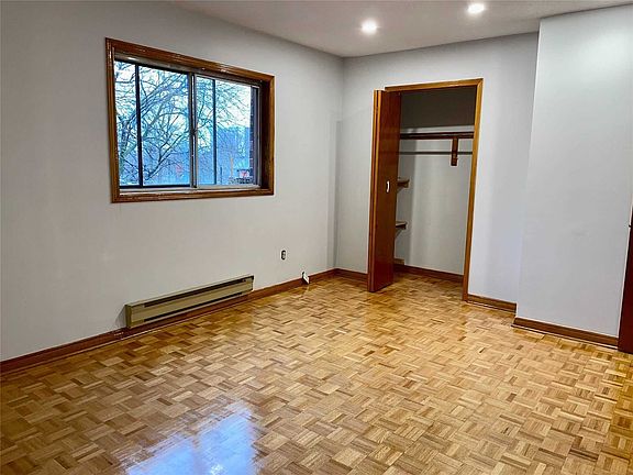 3rd image of 1537 Dundas St W