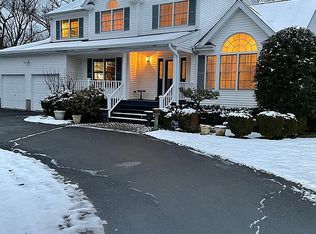 292 W Neck Rd, Huntington, NY 11743