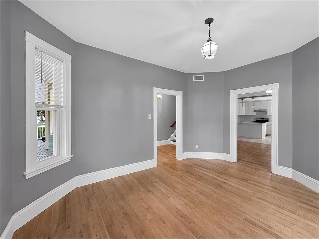 5 bed, 2.5 bath, 1700 sqft, $4,000 — Photo 3