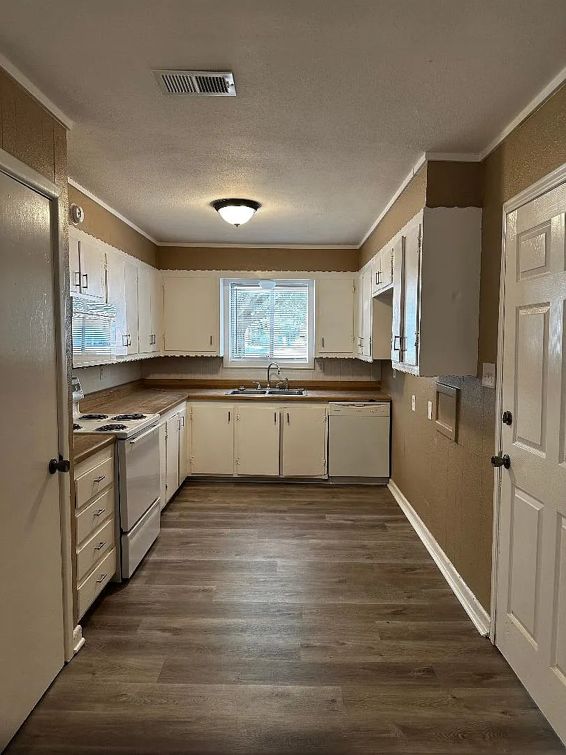 3 bed, 1116 sqft, $1,100 — Photo 3
