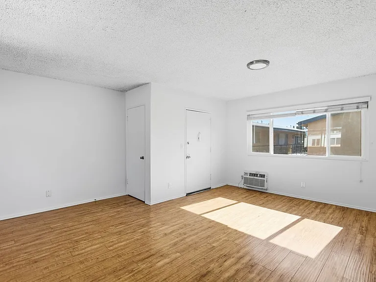 6640 Darby Ave — Photo 8
