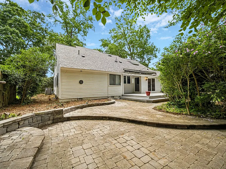 1044 Commodore Dr — Photo 40