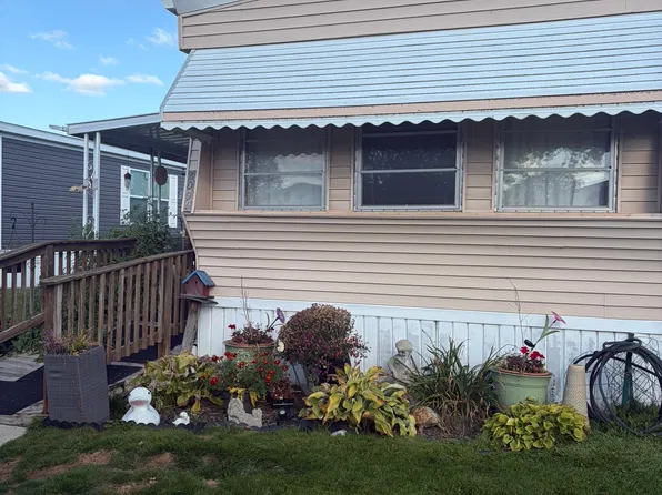 2094 Pauline Dr, Troy, MI 48083