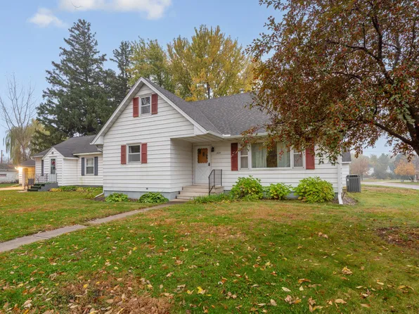 320 2nd St NW, New Richland, MN 56072