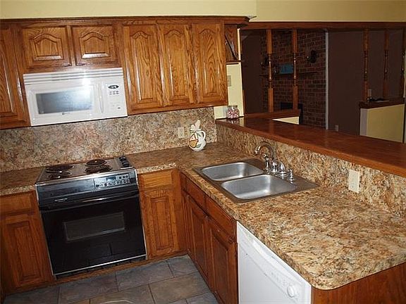 4th image of 1022 Caprice Dr