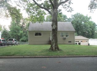 343 Elmwood Dr, Paramus, NJ 07652