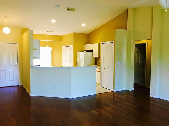 2nd image of 474 SW Fields Ave