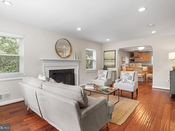 5th image of 1864 Patrick Henry Dr