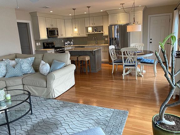 4th image of 588 Bayview Dr