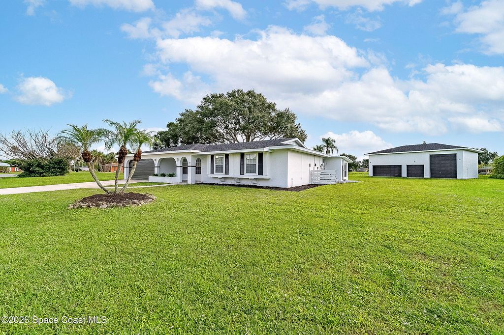 722 Apollo Cir NE