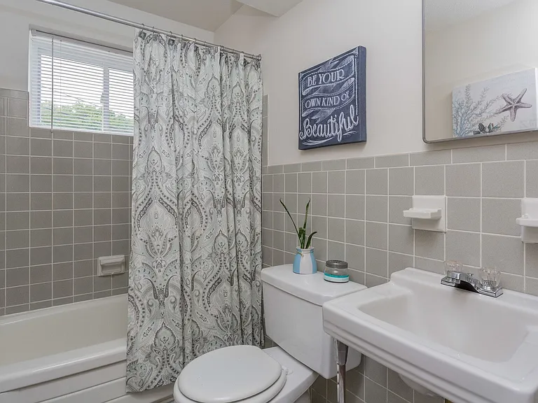 Ellacott Parkway Apartments — Photo 9