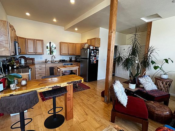 Large kitchen with everything you need