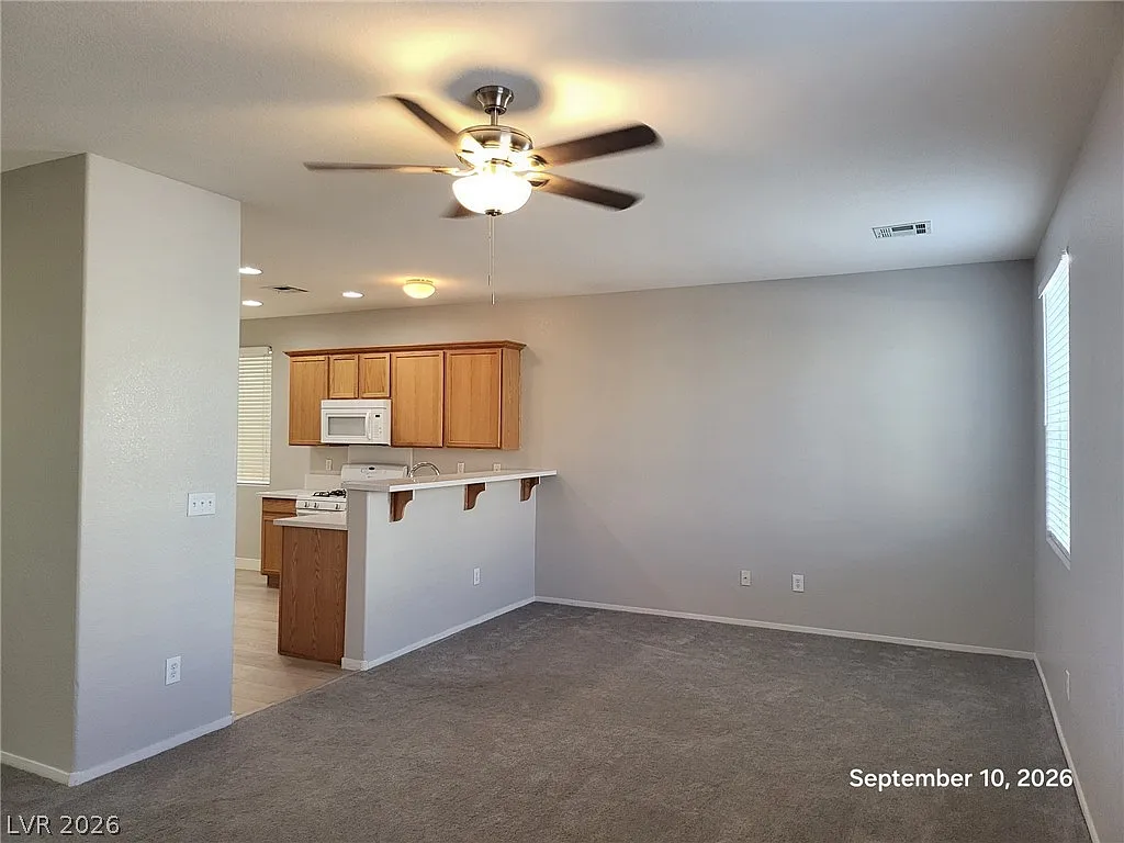 3 bed, 2.5 bath, 1739 sqft, $1,895 — Photo 2