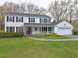 26 Forest Hills Rd, Lake Bluff, IL 60044