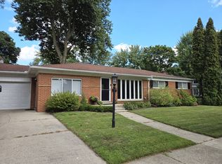 1216 Sycamore Dr, Rochester, MI 48307