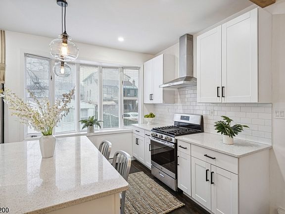 4th image of 717 Schuyler Ave