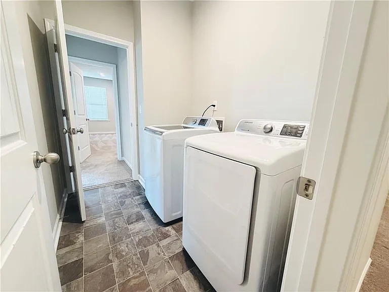 607 Michigan Cir — Photo 15