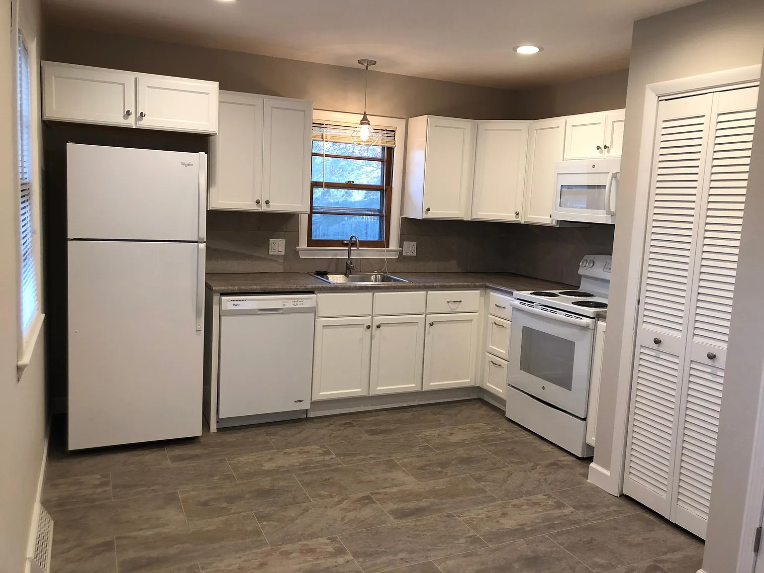 1305 W Linden Ave — Photo 3